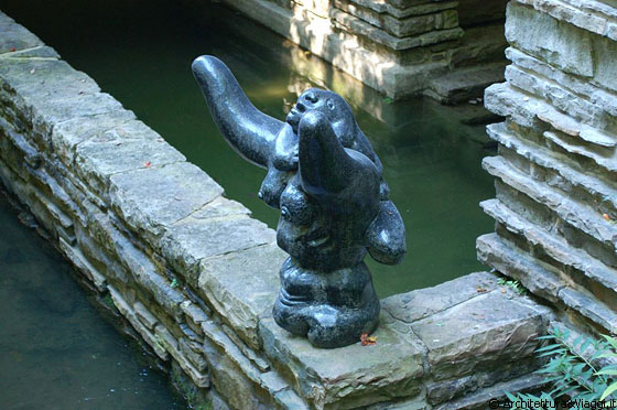 CASA KAUFMANN - Dal ponte di accesso osserviamo la scultura, la vasca e il ruscello