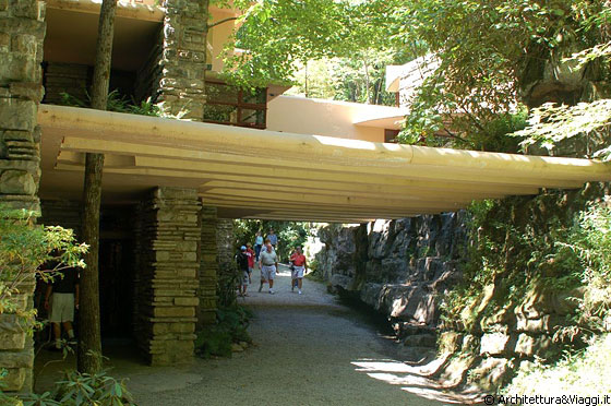 FALLINGWATER - L'ingresso coperto da tralicci in calcestruzzo ancorati al dirupo in pietra