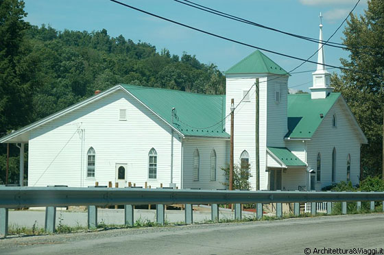 PENNSYLVANIA - Dirigendoci verso nord e verso lo stato di New York, incontriamo molte chiese, metodista, battista, evangelica, ecc.