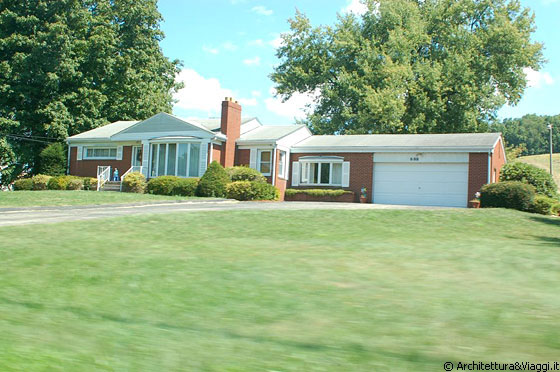 PENNSYLVANIA - Una casetta unifamiliare con prato antistante - evviva, qui non esistono recinzioni ed il territorio è meno frazionato