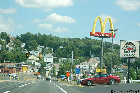 VERSO LO STATO DI NEW YORK - Il simbolo di Mc Donald domina l'incrocio di questo paesetto della Pennsylvania