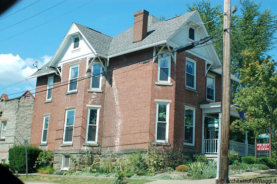 PENNSYLVANIA - <em>For rent</em> recita un cartello davanti all'ingresso di quasta abitazione