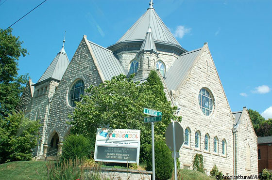 PENNSYLVANIA - Una chiesa d'angolo in pietra con facciata ribaltata