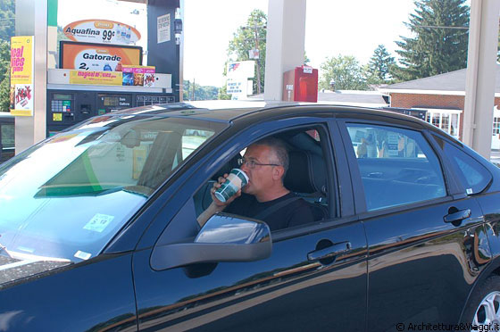 PENNSYLVANIA - Francesco alla guida della Ford Focus a noleggio, durante una sosta per la benzina, beve il suo caffè americano
