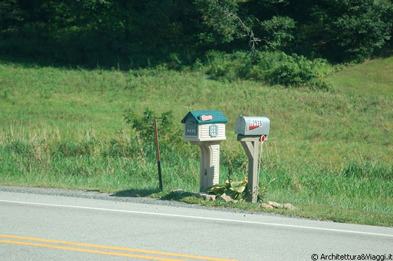PENNSYLVANIA - Caratteristiche cassette per la posta ai margini della strada