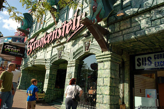 NIAGARA FALLS - Ci dirigiamo verso le cascate e rimaniamo disgustati dalla babele di casinò e sale giochi costruiti intorno al parco 