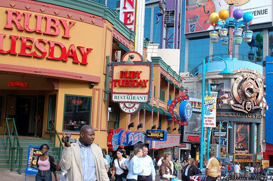 CANADA - A Niagara Falls, nella zona di Clifton Hill St (e non solo) si respira un'atmosfera un pò carnevalesca con una serie di attrazioni decisamente kitsch