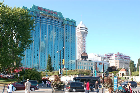 CANADA - Tutti i più noti marchi di hotel di Niagara Falls, dallo Sheraton al Marriott, dispongono di camere con vista sulle cascate