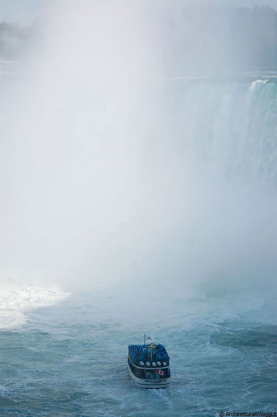 NIAGARA FALLS - La foto rende l'idea della doccia di vapore acqueo che vi aspetta se fate un giro nel Maid of the Mist?