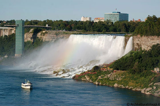 NIAGARA FALLS - Dal versante canadese vista sulle American Falls: a lato la torre Prospect Point Observation Tower e il punto panoramico Prospect Point