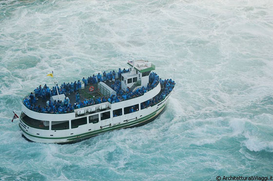 NIAGARA FALLS - La storica barca Maid of the Mist consente di fare il giro alla base delle cascate
