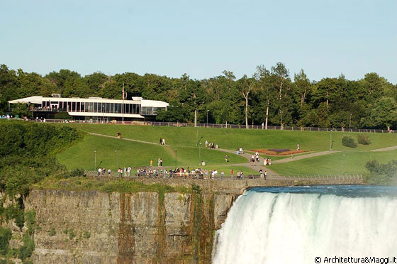 NIAGARA FALLS - Dal Queen Victoria Park (lato canadase) vista su Goat Island e sul Terrapin Point (Niagara Falls State Park) a lato delle Horseshoe Falls