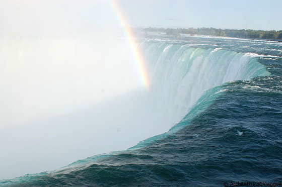 NIAGARA FALLS - E' tardo pomeriggio e ci fermiamo ad osservare l'arcobaleno dovuto al vapore acqueo in prossimità delle Canadian Horseshoe Falls