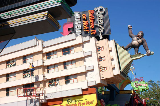 CANADA - Niagara Falls - Ripley's Believe It or Not: tra le attrazioni kitsch poteva mancare King Kong che rovescia l'Empire State Building?