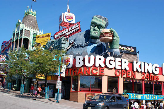 NIAGARA FALLS - Frankenstein che mangia il Burger King? Bè, come esperimento è davvero discutibile!