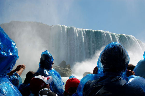 NIAGARA FALLS - Salpiamo con la storica barca Maid of the Mist per fare il giro alla base delle cascate