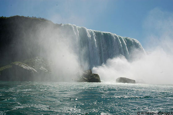 NIAGARA FALLS - La doccia alle American Falls è ancora umana, niente a che vedere con quella che vi aspetta alle Canadian Horseshoe Falls