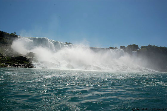 AMERICAN FALLS - Osservate dal basso fanno dimenticare tutta la Disney che è stata costruita intorno e sono davvero belle