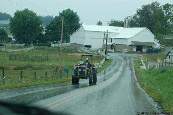 OHIO - Dalla nostra auto osserviamo il paesaggio e l'ambiente circostante - qui incontriamo un amish a bordo di un trattore