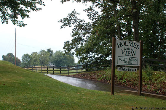 OHIO - Quasi per caso sciviamo un Bed and Breakfast in collina, il cartello recita <em>Holmes with a view</em> - Hillside suite