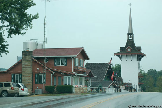 AMISH COUNTRY - Guidando sulla State Route 557, ci imbattiamo nella fattoria Guggisberg Cheese che produce e vende latte e formaggi