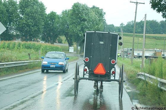 OHIO - Il triangolo rosso raccomanda di fare attenzione al carretto amish