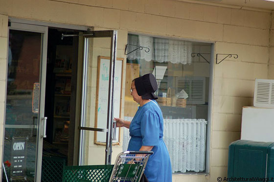 AMISH COUNTRY - Berlin - una signora amish, in abiti tradizionali, sta per entrare nel market del paese