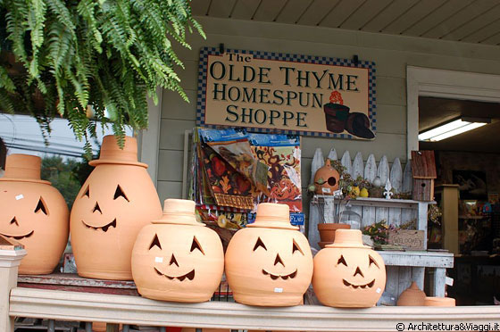 OHIO - Berlin: un emporio amish proprio accanto al Boyd & Wurthman Restaurant sulla via principale - sembra di essere ad Halloween!