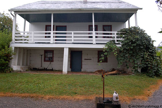 OHIO - Yoder's Amish Home - l'esterno della vecchia abitazione con accesso dal portico verandato 