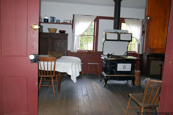 AMISH COUNTRY - La vecchia abitazione di Yoder's Amish Home: la cucina con la vecchia stufa a legna centrale