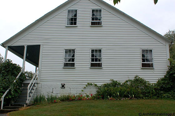 AMISH COUNTRY - La facciata laterale della nuova abitazione Yoder's con accesso dal portico verandato e tetto ad alti spioventi