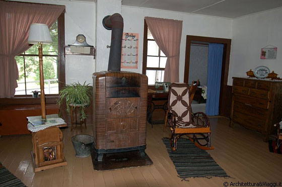 OHIO - Il soggiorno della nuova abitazione amish dell'azienda Yoder's Amish Home, rispetta rigorosamente la tardizione con la stufa al centro della stanza