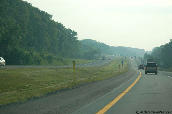 VERSO CHICAGO - Le interminabili e larghe intrastatali collegano fra loro i vari stati americani