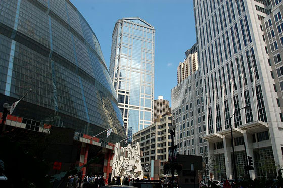 THE LOOP - Oltre il Thompson Center (a sinistra) in primo piano il 77 West Wacker Drive di Ricardo Bofill e a destra il Title & Trust Center