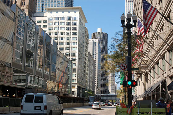 THE LOOP - In fondo a State Street, oltre la CTA, vista su una delle torri di Marina City