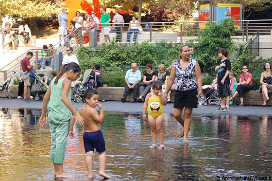 MILLENNIUM PARK - E' venerdì pomeriggio, il sole è alto e fa caldo e gli abitanti di Chicago si riversano a giocare con l'acqua alla Crown Fountain