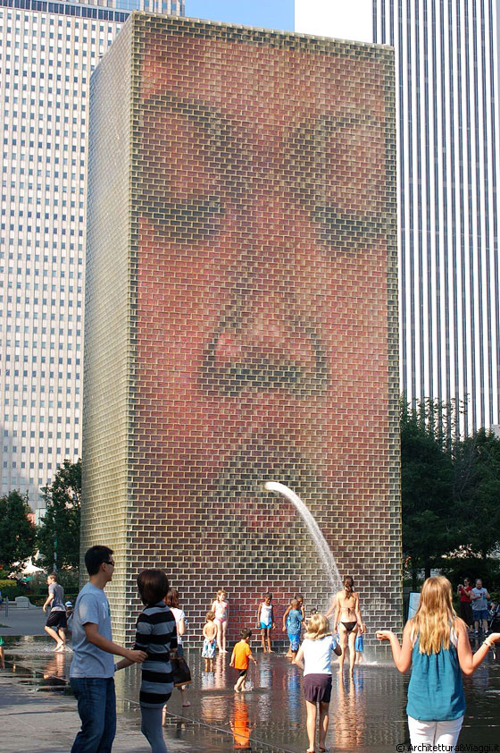 MILLENNIUM PARK - Volti di persone di ogni razza sputano acqua alla Crown Fountain, un riferimento al tradizionale impiego di doccioni in fontane dove volti di esseri mitologici sono stati scolpiti con la bocca aperta per consentire all'acqua, simbolo di vita, di fluire fuori