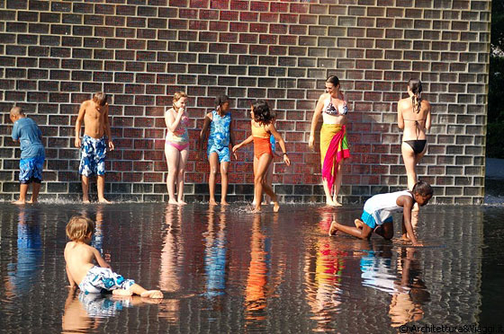 CHICAGO - I bambini si divertono come matti nei pomeriggi estivi alla Crown Fountain