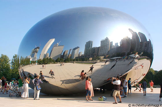 MILLENNIUM PARK - Su Cloud Gate - noto come <em>The Bean</em> - si riflette lo skyline dei grattacieli di Michigan Avenue