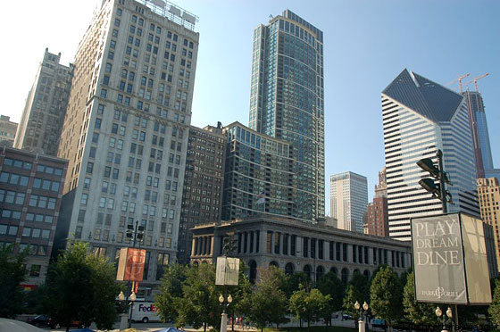 CHICAGO - Da Millennium Park, dietro il Chicago Cultural Center, vista su The Heritage at Millennium Park e più a sinistra l'inconfondibile punta di diamante dello Smurfit-Stone Building