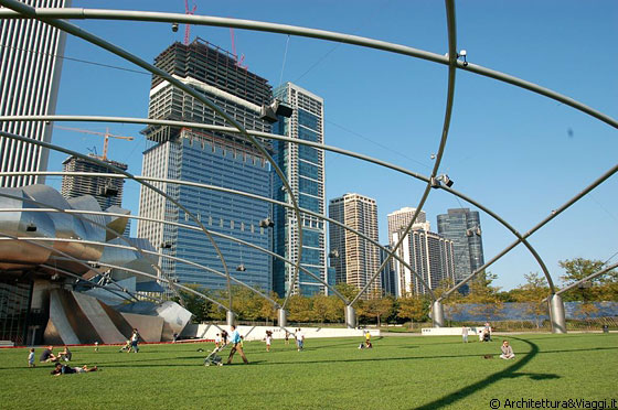 CHICAGO - Dal grande prato con posti a sedere per concerti di fronte al Jay Pritzker Pavilion vista sugli eleganti edifici circostanti