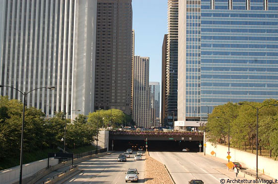 CHICAGO - Il ponte disegnato da Frank Gehry attraversa Columbus Drive