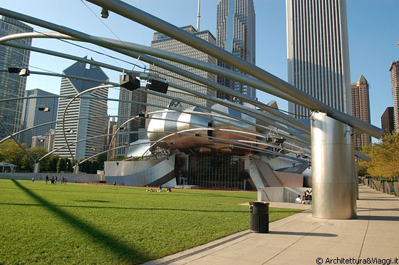 MILLENNIUM PARK - Sul grande prato da giugno a settembre, ogni mattina dalle 7 alle 10.00, si tengono lezioni gratuite di yoga, pilates, dance e tai chi 