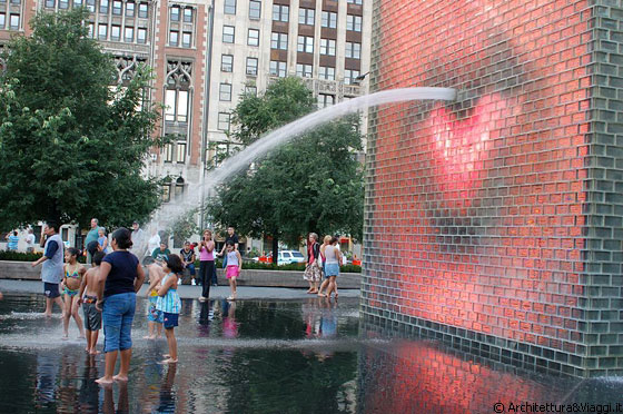 CROWN FOUNTAIN - Fine della sequenza, la bocca sputa acqua sui bambini e le persone che sembrano divertirsi molto