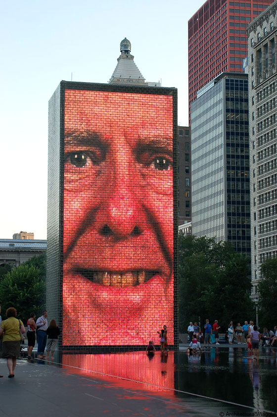 MILLENNIUM PARK - La Crown Fountain sul panorama di Michigan Avenue - il vecchietto sorridente ci diverte molto