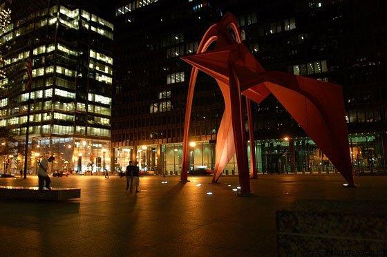 CHICAGO - Kluczynski Building (Chicago Federal Center) - Flamingo Sculpture by night di Alexander Calder 