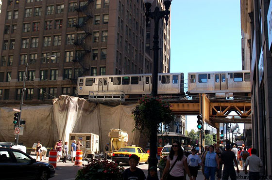 THE LOOP - La CTA delimita il Loop, il centro cittadino e corre sopraelevata tra i grattacieli