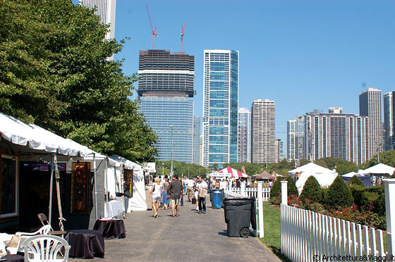 CHICAGO - Le bancarelle allestite in Grant Park per il Chicago Jazz Festival: sullo sfondo Blue Cross Blue Shield Tower e più a sinistra 340 on the Park