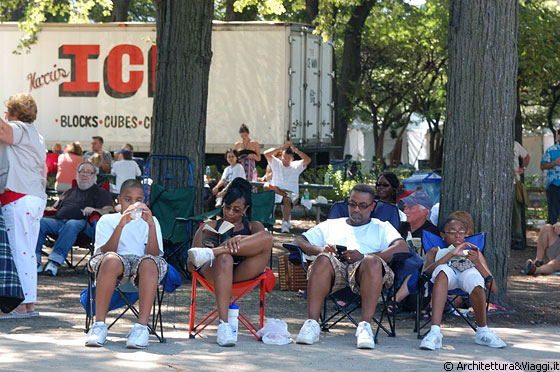 CHICAGO  - A Grant Park una famiglia afro americana attende all'ombra l'inizio dei concerti di jazz della giornata di sabato