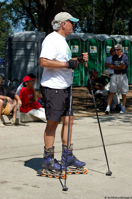 GRANT PARK - Arrivano sui pattini in linea, in bicicletta, a piedi da ogni parte della città per assistere al Jazz Festival